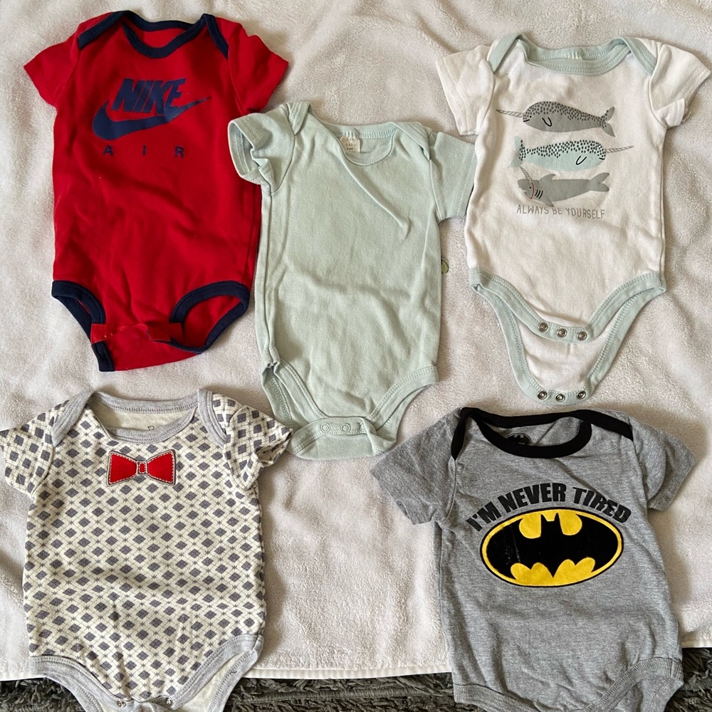 5 baby onesies, body suits sz 0-3 mts